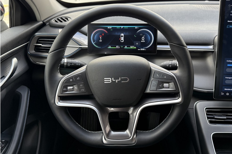 Painel de instrumentos tem computador de bordo completo, apesar de ser apagado e vulnerável a reflexos indesejados — Foto: Cauê Lira/Auto News Brasil