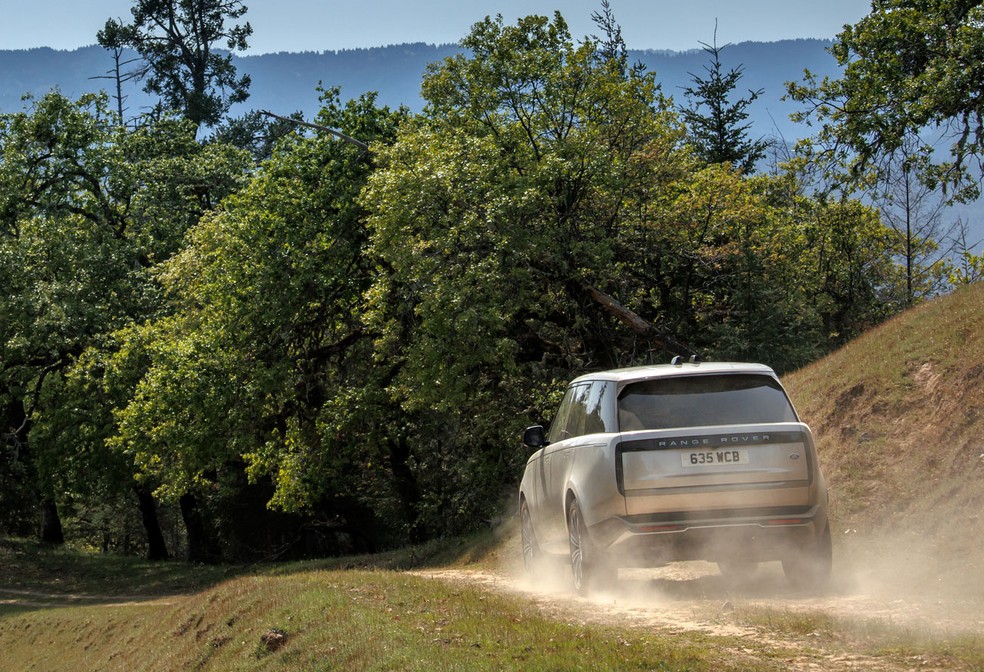 Novo Land Rover Range Rover tem modos específicos para encarar o off-road — Foto: Divulgação