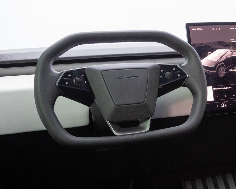 Tesla Cybertruck AWD tem volante com poucos comandos e amplo espaço na cabine  — Foto: Renato Durães/Autoesporte