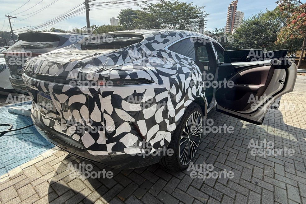 Flagra do Avatr 11 ocorreu em uma concessionária da Caoa em São Paulo (SP) — Foto: Jady Peroni/Auto News Brasil