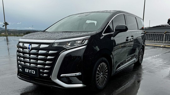 BYD registra minivan de luxo e esportivo da Denza no Brasil