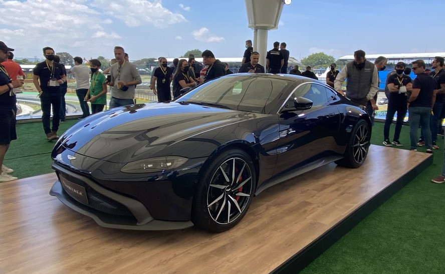 Aston Martin Vantage chega ao Brasil custando R$ 1 milhão a menos que  Ferrari equivalente