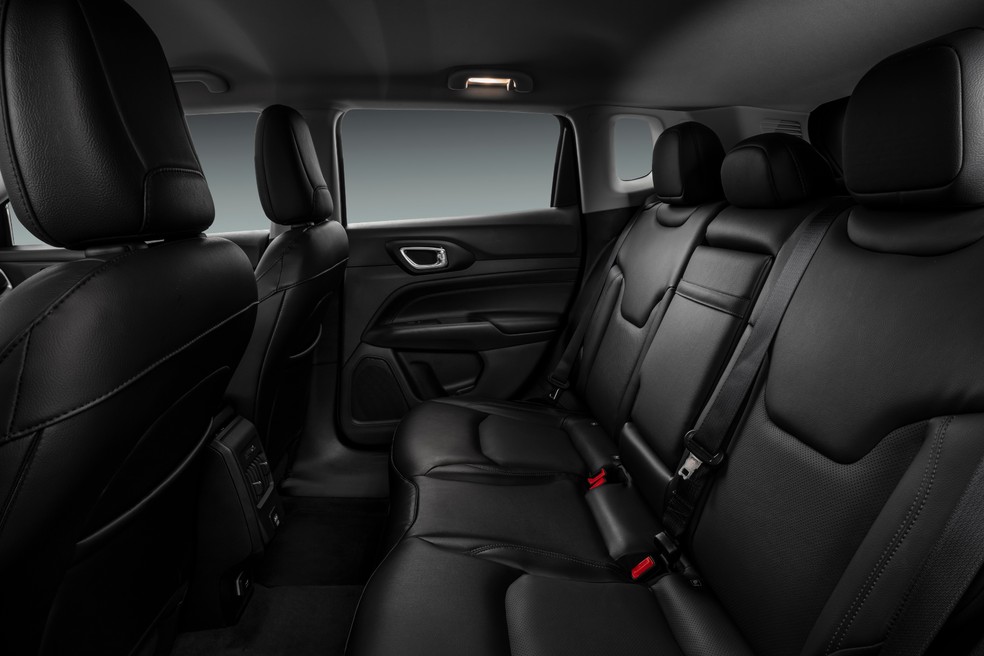 Jeep Compass deixa a desejar no espaço interno, principalmente, para as pernas  — Foto: Divulgação