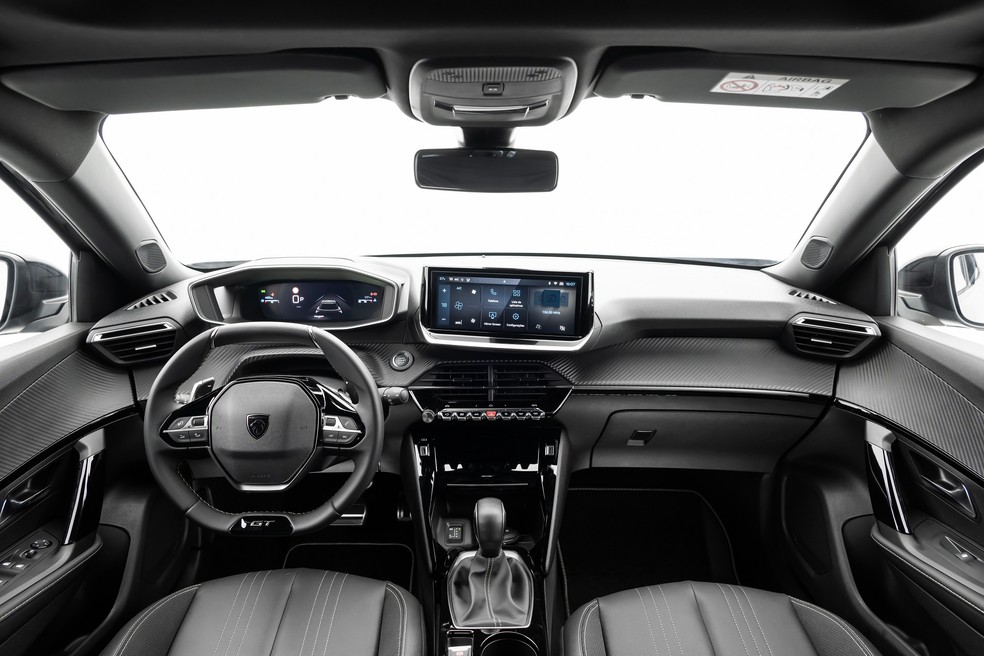 Peugeot 2008 não esconde as semelhanças com o hatch o interior — Foto: Divulgação