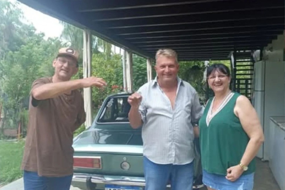 Ford Corcel levou casal em segurança até o Amazonas para presentear sobrinha com carro da família — Foto: Reprodução/Facebook Janete Niedermeyer