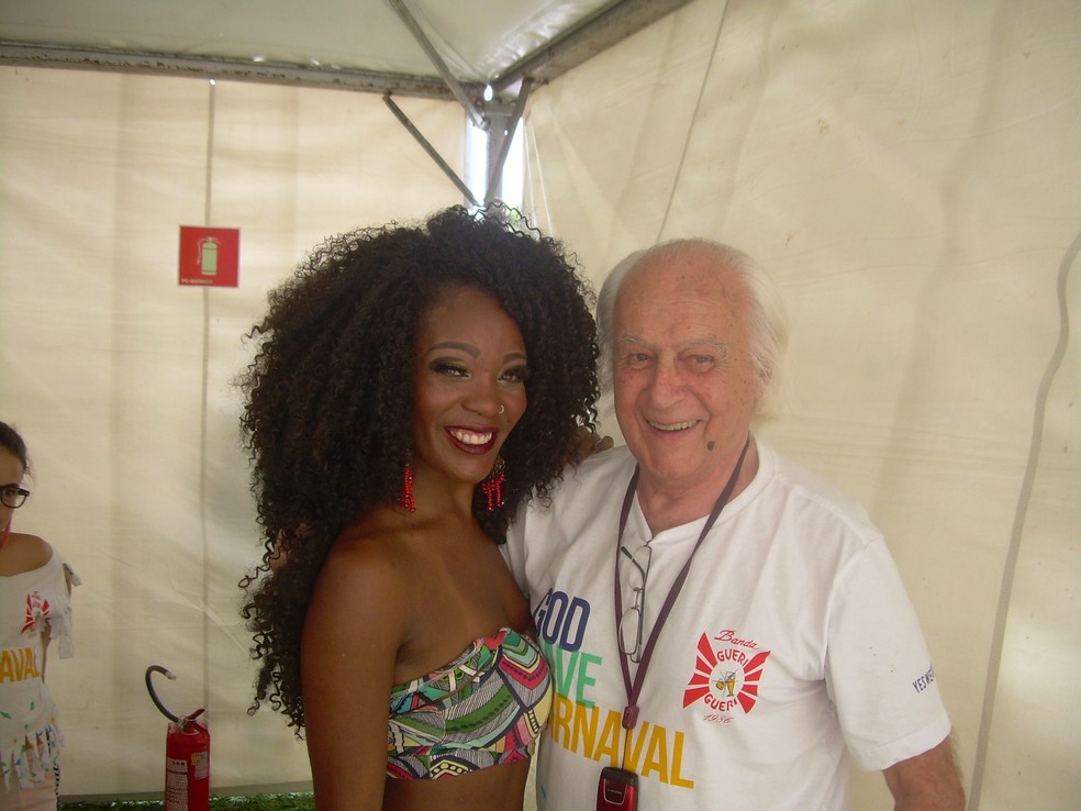 Anísio Campos também passou a pintar o corpo das musas no Carnaval  — Foto: Anna Martins Ferreira
