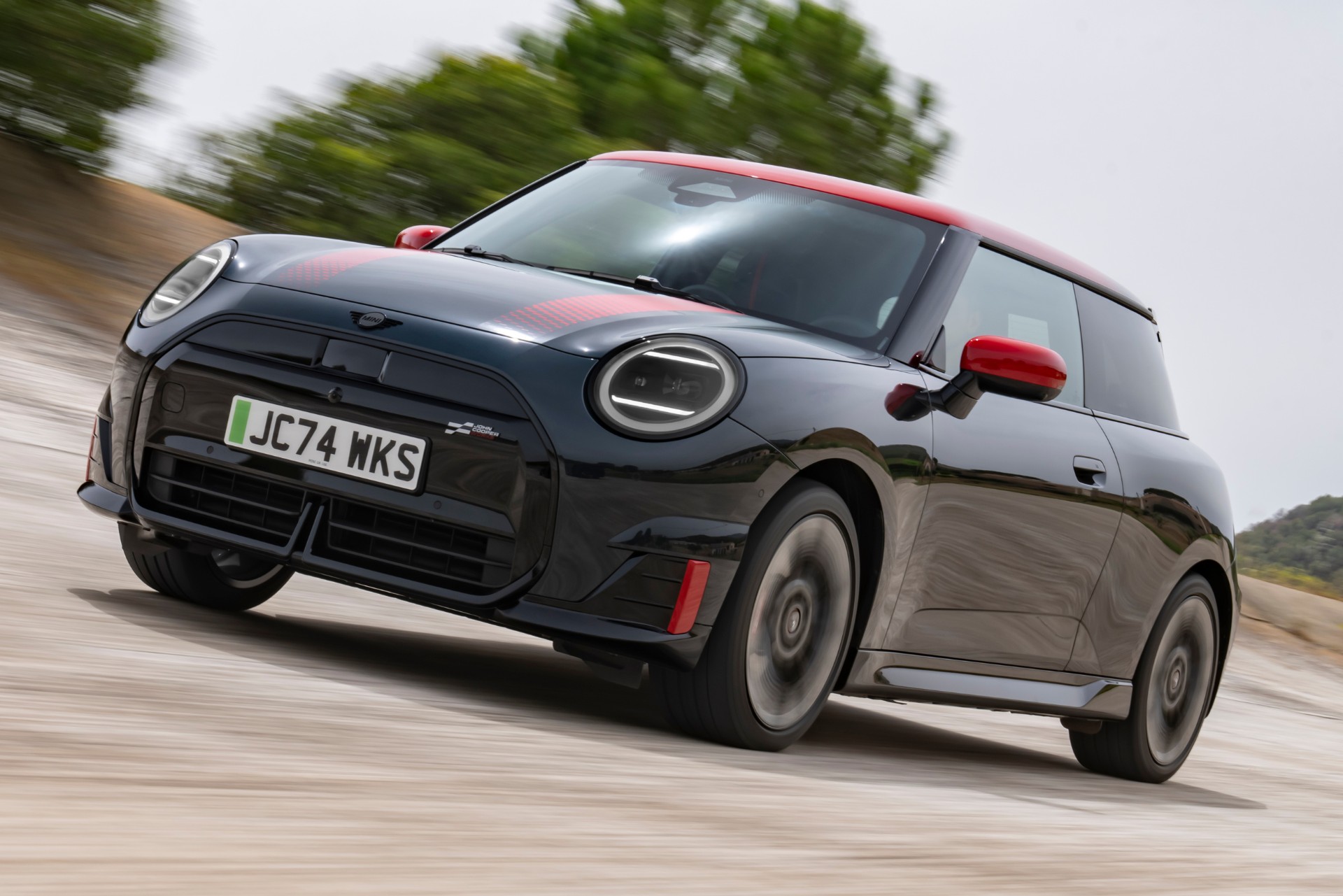 Teste: Mini JCW elétrico promete sensação de kart por R$ 330 mil