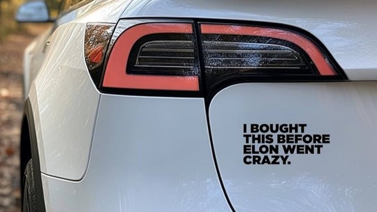 Donos de Tesla criticam Musk com adesivos: "Comprei antes dele enlouquecer"