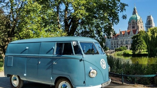 Volkswagen Kombi mais antiga do mundo completa 70 anos e está impecável
