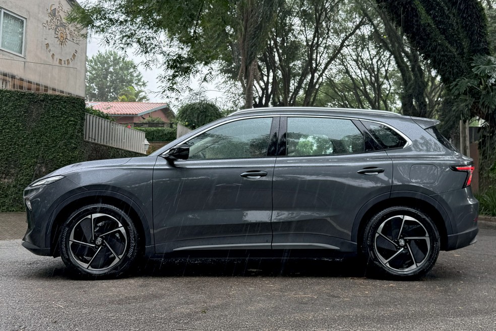 MG S5 Luxury foi fotografado na chuva, como um bom carro de alma britânica  — Foto: André Schaun/Auto News Brasil