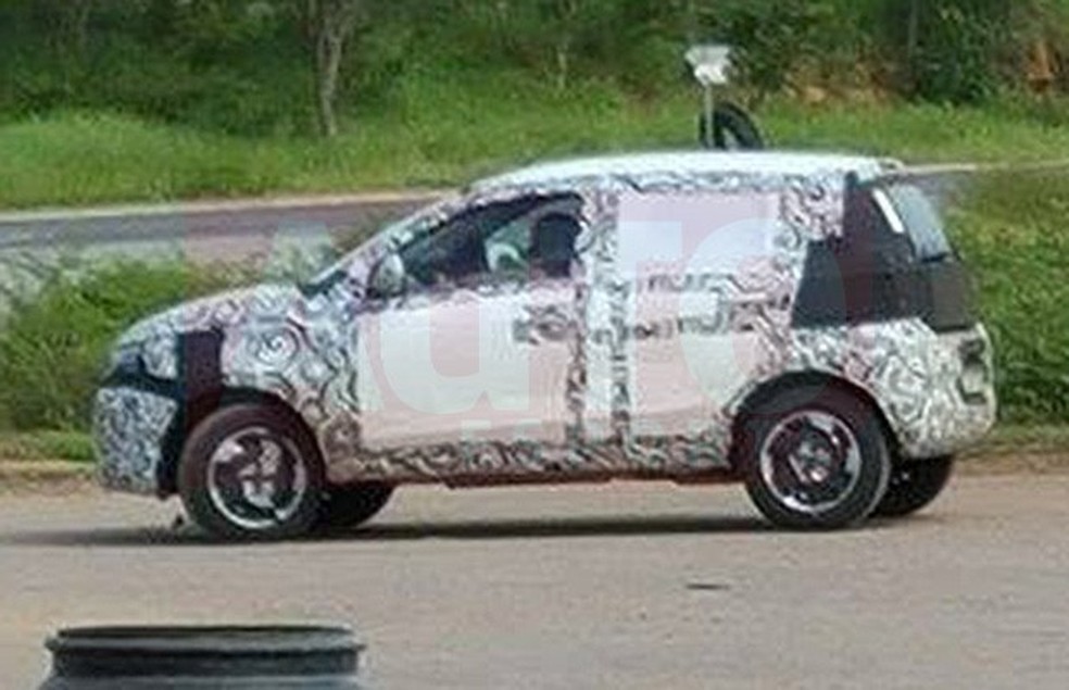 Flagra do Fiat Mobi versão aventureira em testes (Foto: Fernando Garção/Auto News Brasil) — Foto: Auto Esporte