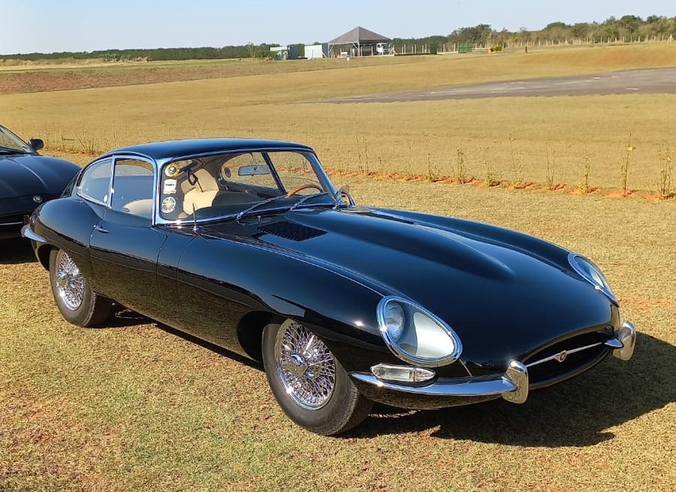 Jaguar E-Type é considerado um dos modelos mais bonitos da história — Foto: Ulisses Cavalcante