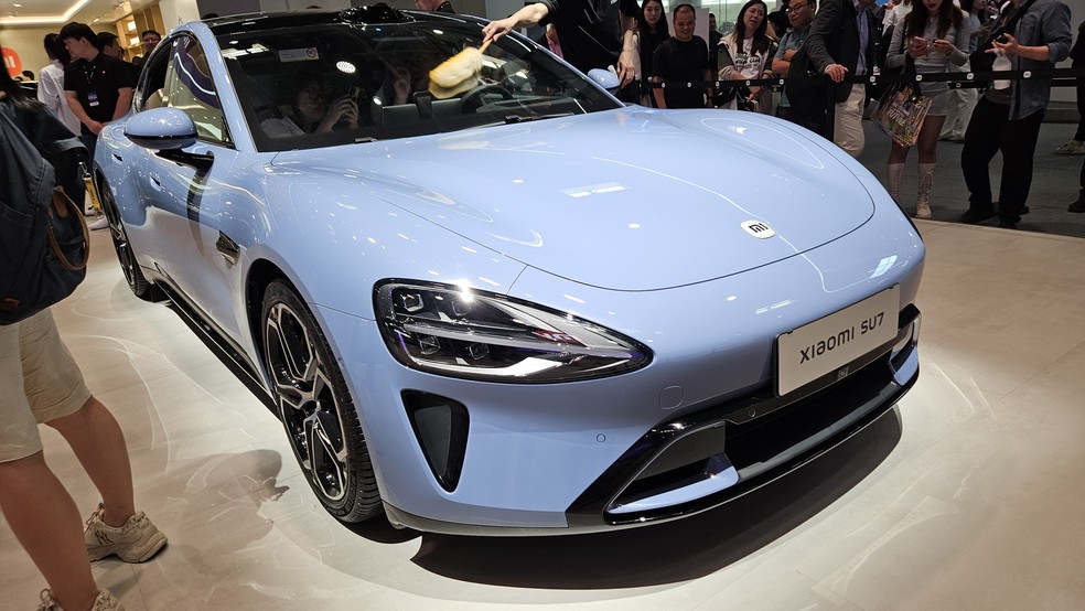 Xiaomi SU7 tem faróis de LED pontiagudos e design cupê  — Foto: Leonardo Felix/Auto News Brasil