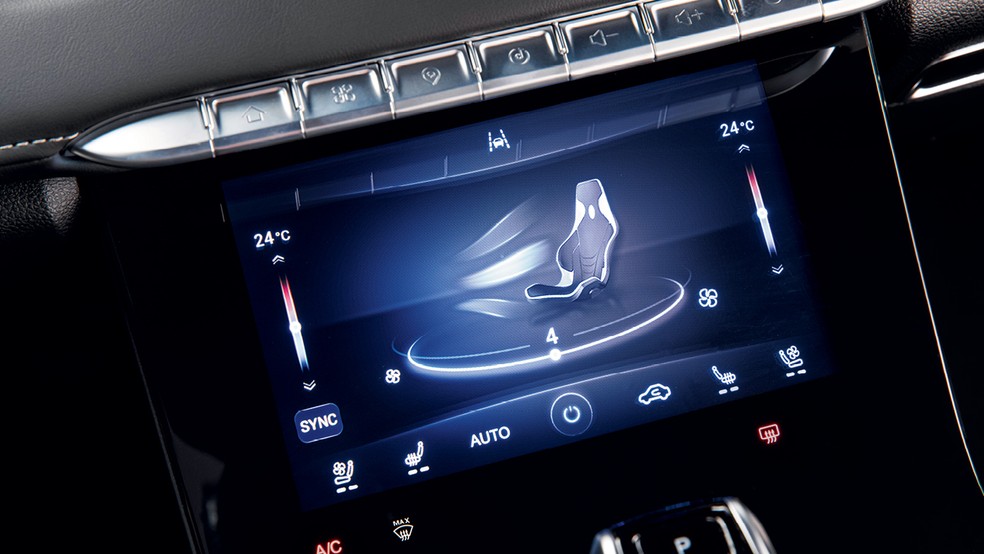 O ar-condicionado do Tiggo 8 Pro Hybrid é todo digital e mostra a temperatura exata — Foto: Divulgação