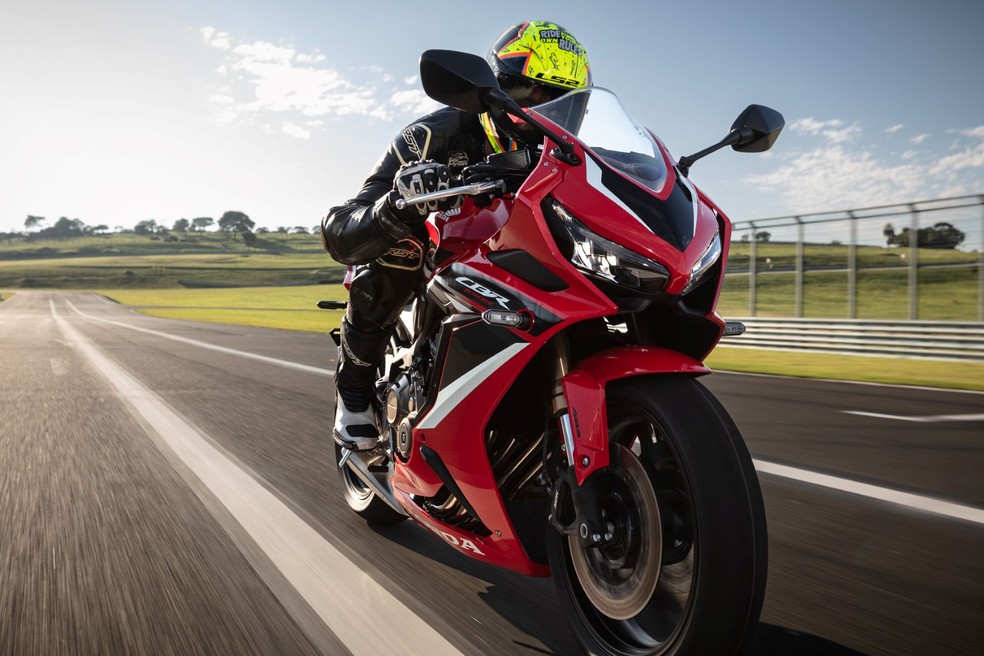 Honda CBR 650 esbanja esportivida — Foto: Divulgação
