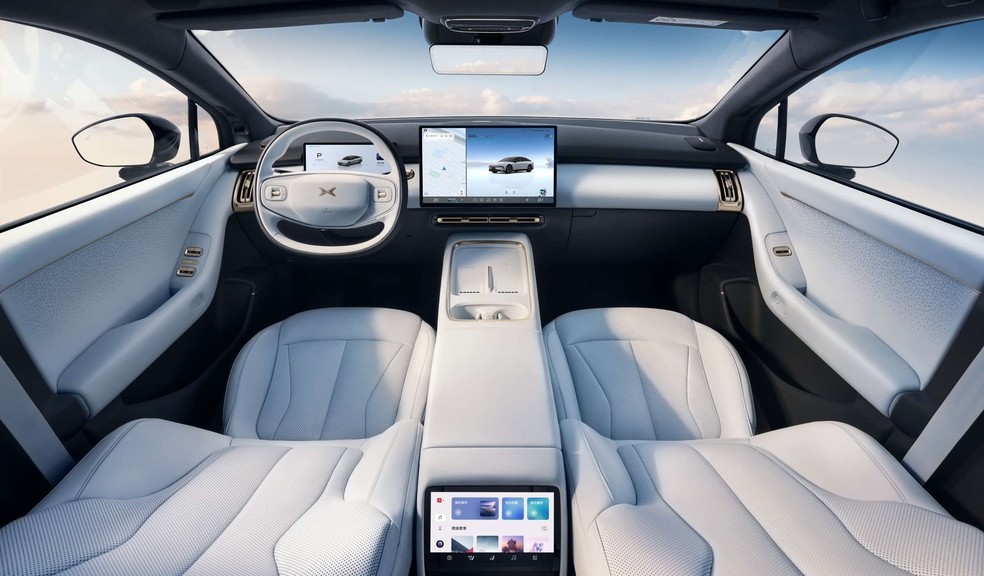Cabine do XPeng P7 tem grande central multimídia controlada por inteligência artificial — Foto: Divulgação