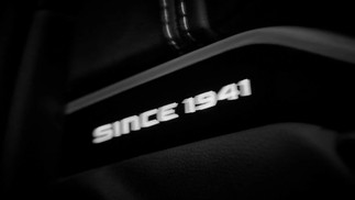 Jeep Compass 2026 Teaser Detalhe Since 1941 — Foto: Divulgação