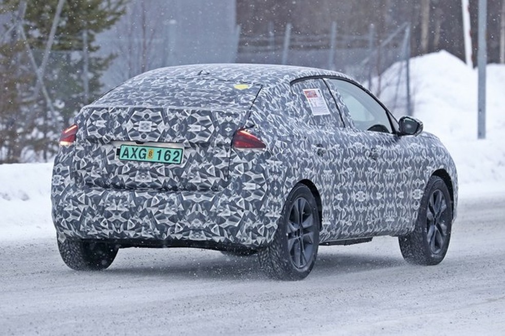 Plataforma será a mesma de 208 e 2008 (Foto: Automedia) — Foto: Auto Esporte
