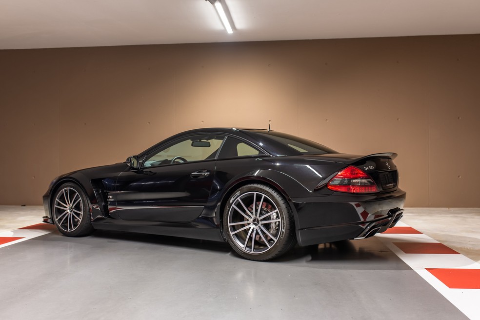 Mercedes-Benz SL65 AMG Black Series foi um presente que Vettel ganhou após o vencer o primeiro GP de Abu Dhabi da história — Foto: Divulgação