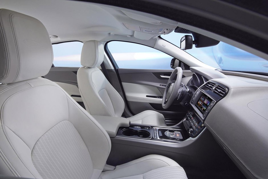 Jaguar XE 2015  