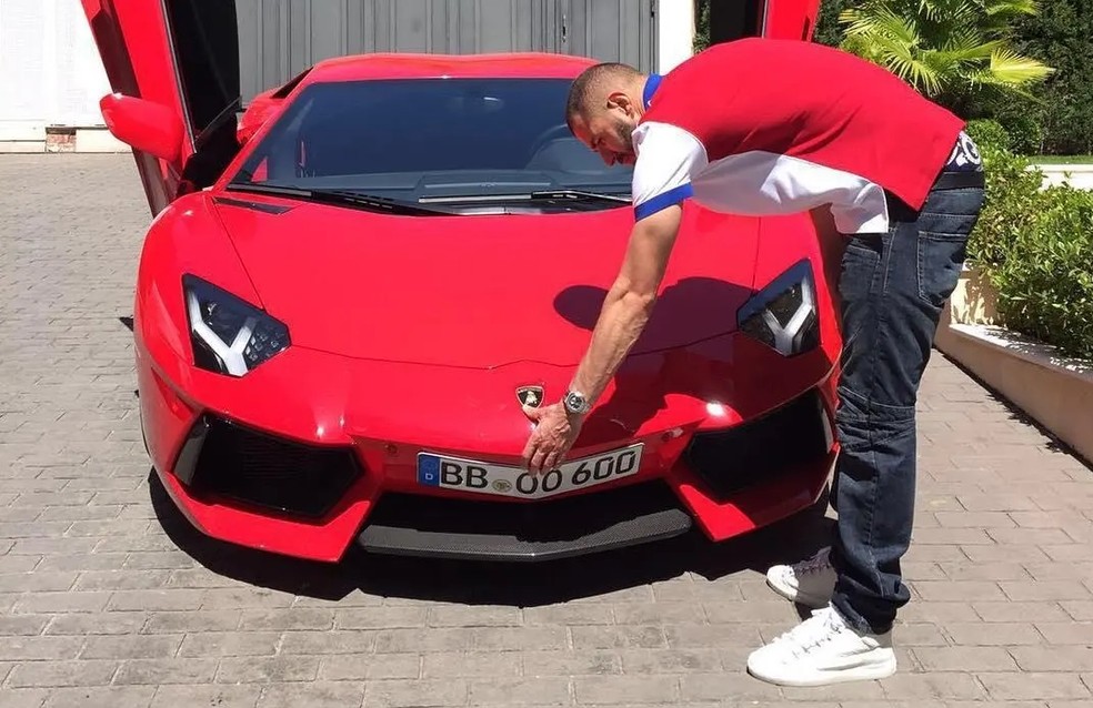 No vídeo, um dos carros que o Benzema mostra é esse Lamborghini Aventador — Foto: Reprodução/Instagram