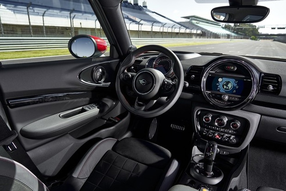 GPS pode ser acessado na tela central sensível ao toque (Foto: Divulgação) — Foto: Auto Esporte