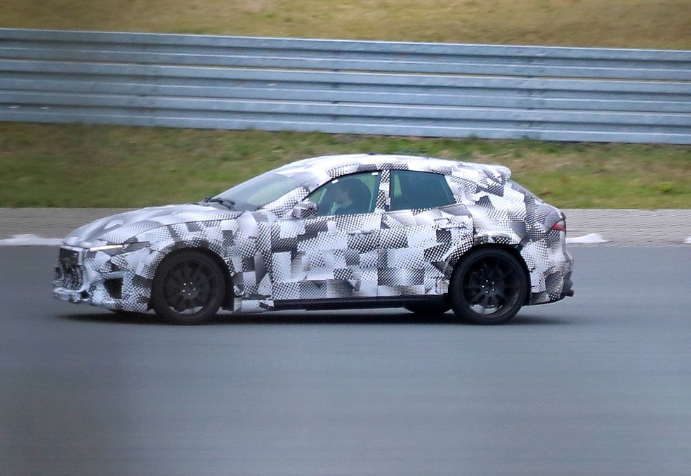 SUV da Ferrari ainda roda com a carroceria adaptada do Maserati Levante — Foto: Automedia/Auto News Brasil