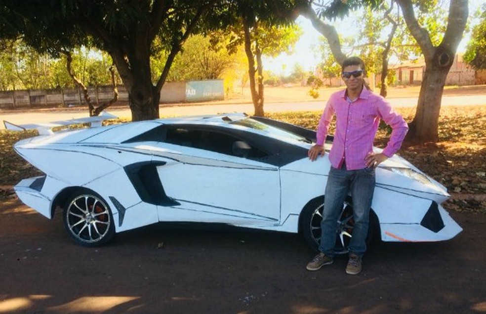 Edimar Goulart com seu LamborgUno: uma Lamborghini Aventador feita sobre Fiat Uno (Foto: Arquivo Pessoal) — Foto: Auto Esporte