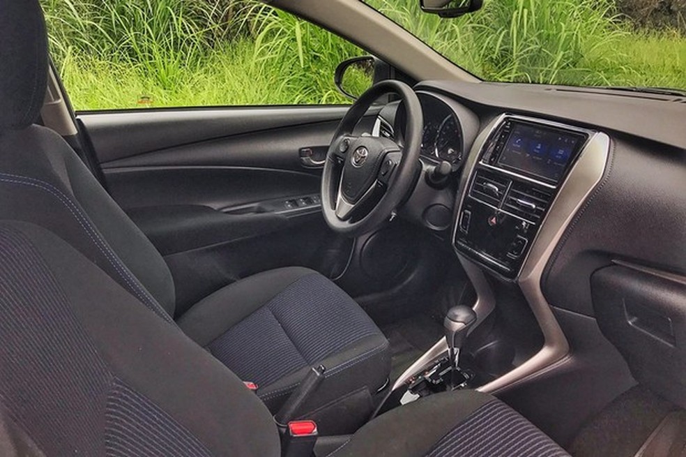 Interior simples, com plásticos ásperos, sem o design inspirado do lado de fora (Foto: Diogo de Oliveira/Auto News Brasil) — Foto: Auto Esporte