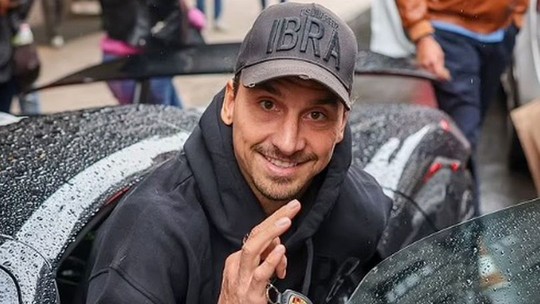 Ibrahimović faz 42 anos e se dá de presente a quinta Ferrari de aniversário desde 2019; relembre