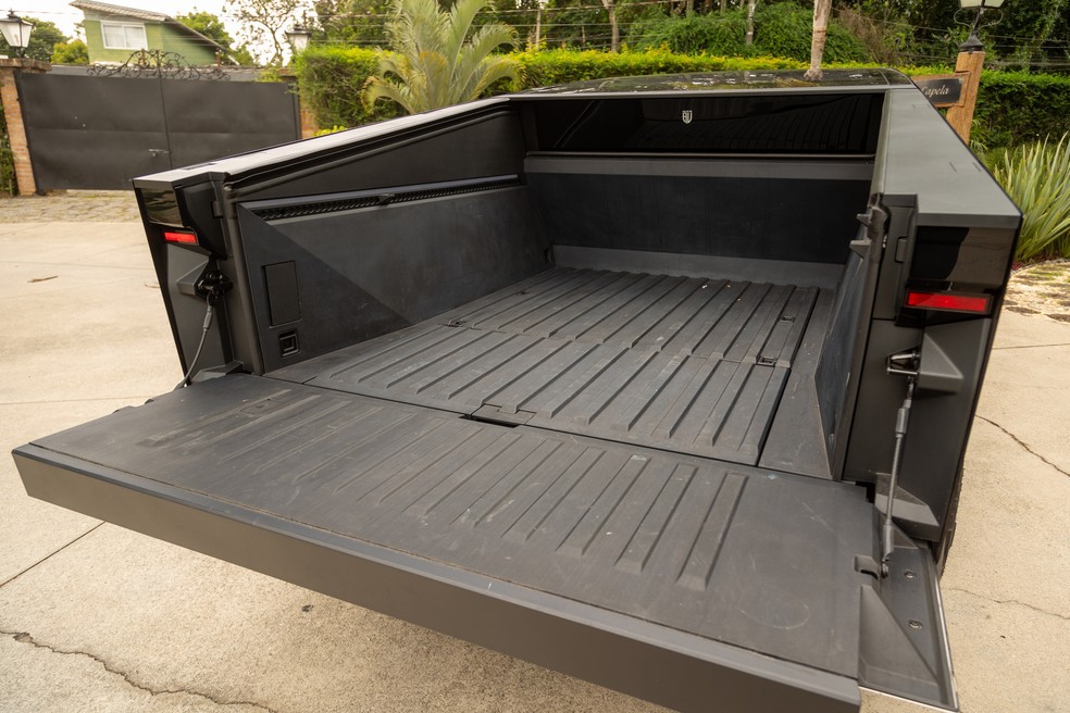 Tesla Cybertruck AWD tem caçamba elétrica e com revestimento  — Foto: Renato Durães/Autoesporte