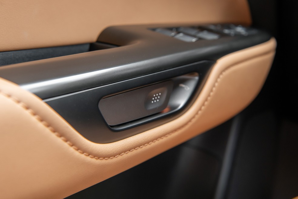 Lexus NX450h+ tem portas com abertura por botão — Foto: Divulgação