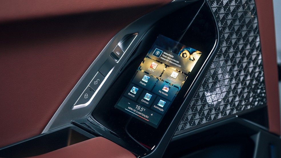Portas traseiras têm telas touchscreen — Foto: Fabio Aro/Auto News Brasil