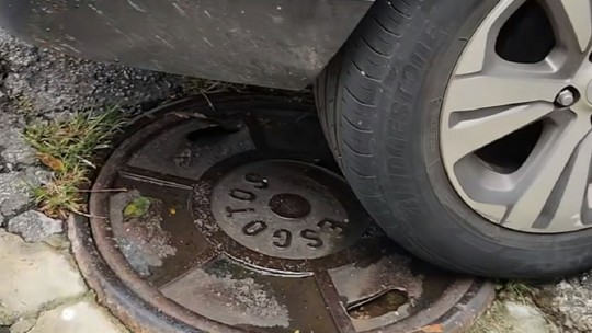 Posso estacionar em cima de uma tampa de bueiro? Veja o que diz a lei