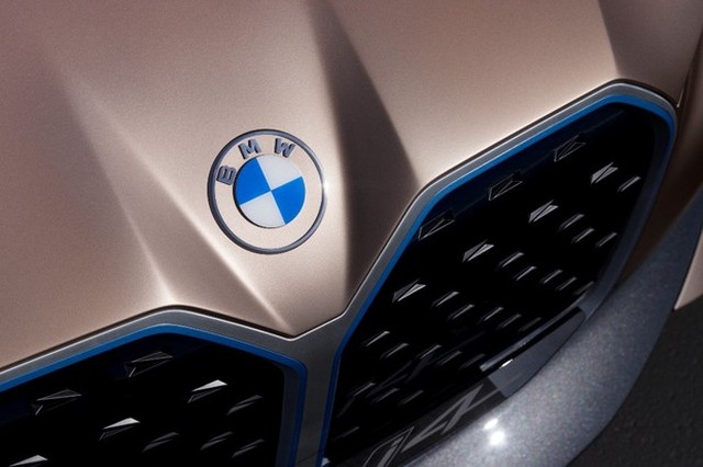 BMW apresenta novo logotipo em lançamento de carro elétrico