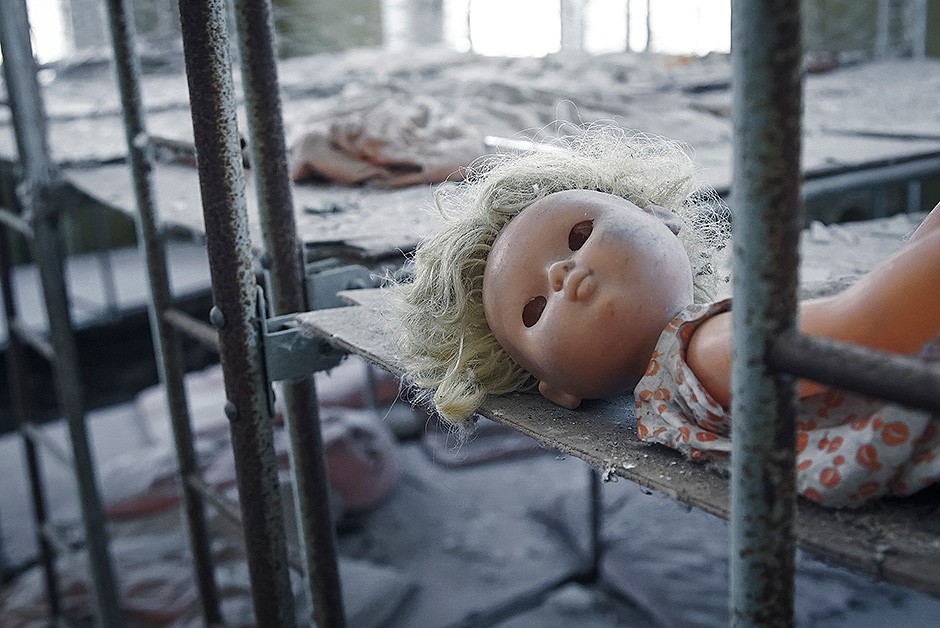 Camas de criançãs em área de exclusão abandonada de Chernobyl