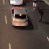 Pessoas pedem dinheiro para passar com o carro pela blitz da Lei Seca - Reprodução