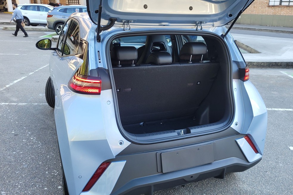 BYD Dolphin Mini 2026 tem porta-malas pequeno, de 230 litros — Foto: Lucas Cardoso/Auto News Brasil
