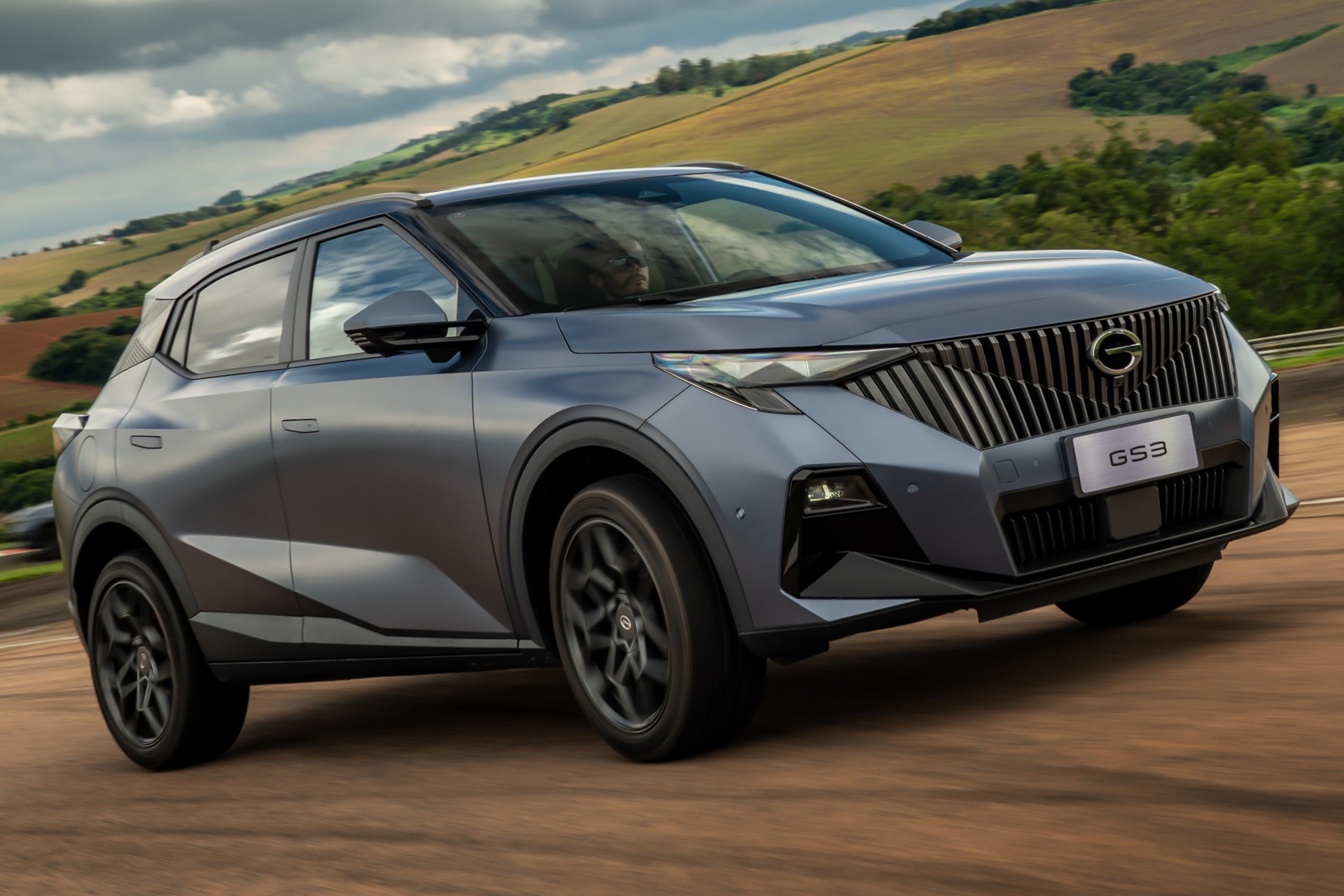 GAC GS3 na estrada, mostrando seu design moderno e detalhes internos