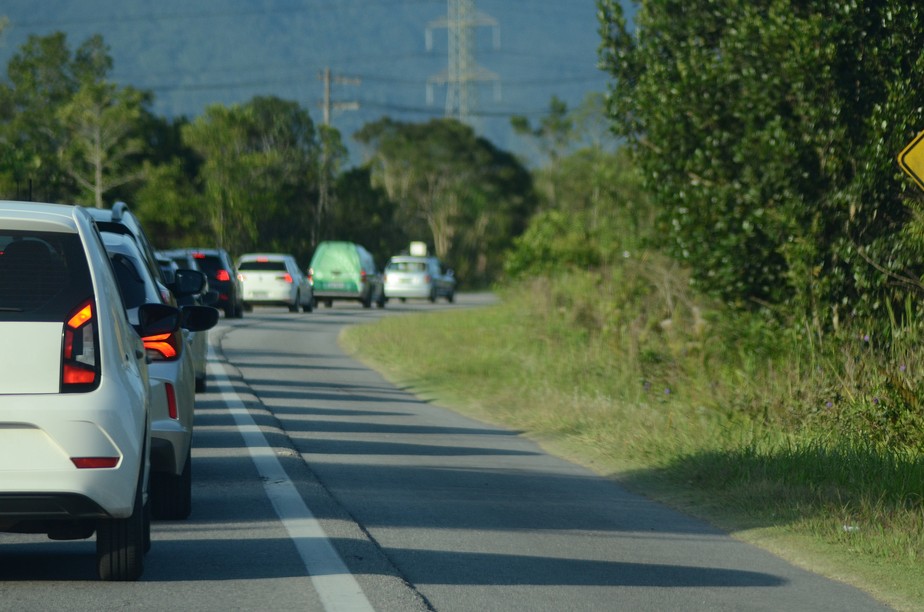 Acostamento deve ser usado em casos de emergência; confira dicas para parar  com segurança