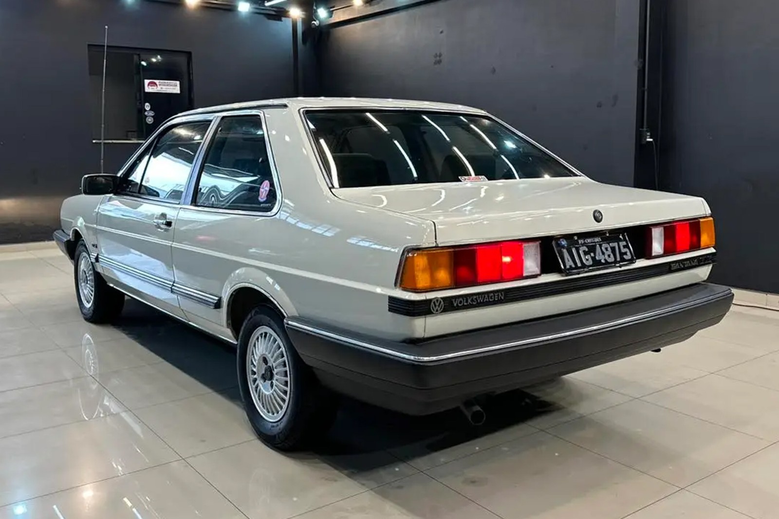 Volkswagen Santana GLS 1987 traseira esquerda — Foto: Divulgação/Padrão Misa