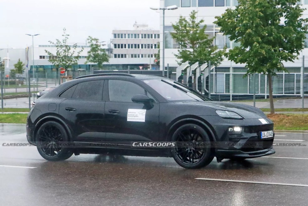 Porsche Macan elétrico é flagrado em testes — Foto: Carscoops
