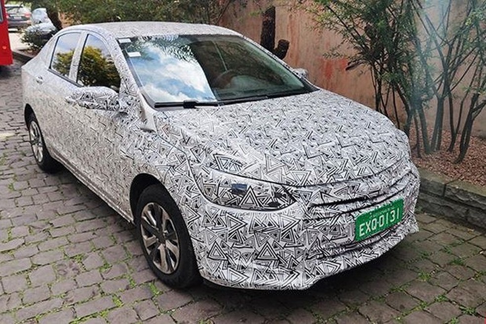 Flagra do novo Chevrolet Onix sedã camuflado (Foto: William Correa) — Foto: Auto Esporte