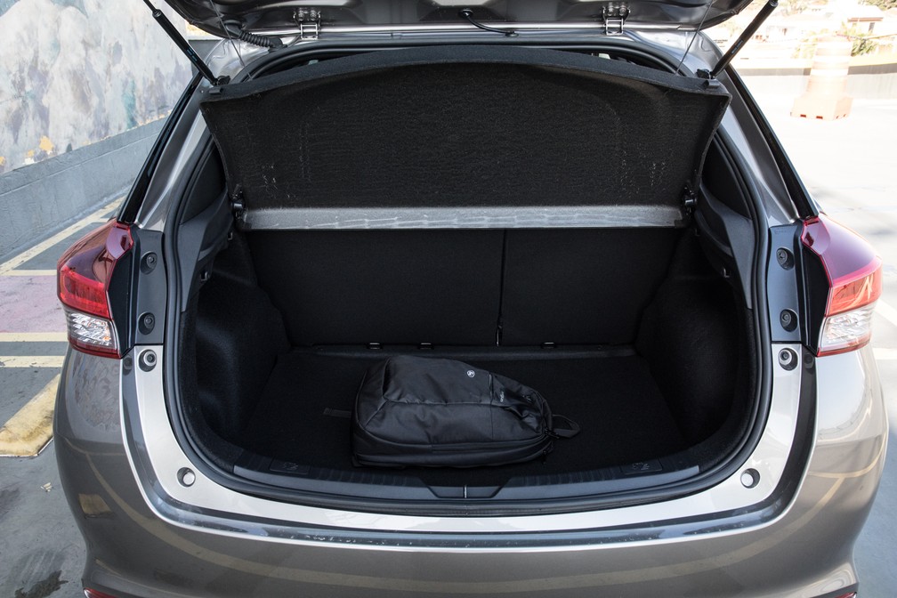 Porta-malas do Toyota Yaris — Foto: Celso Tavares/G1