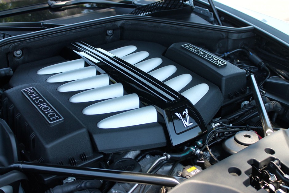 Motor V12 6.6 gera 632 cv de potência e leva o Wraith de 0 a 100 km/h em 4,6 s