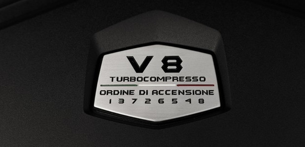 A capa do V8 traz a ordem de ignição dos cilindros (Foto: Christian Castanho / Autoesporte) — Foto: Auto Esporte