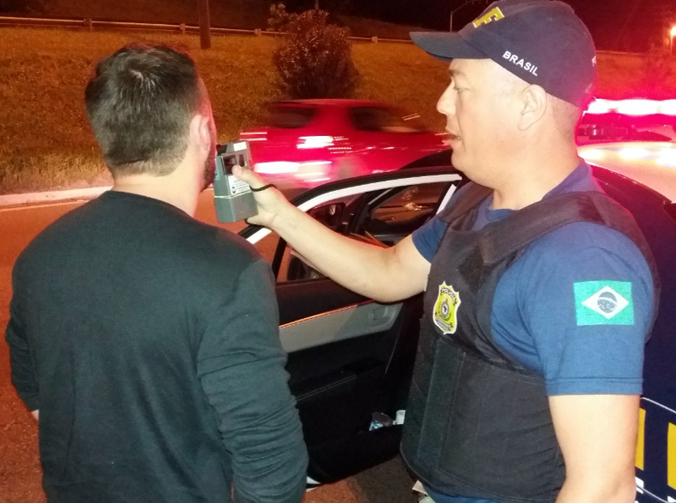 Motoristas serão submetidos a testes do bafômetro  — Foto: PRF/Divulgação