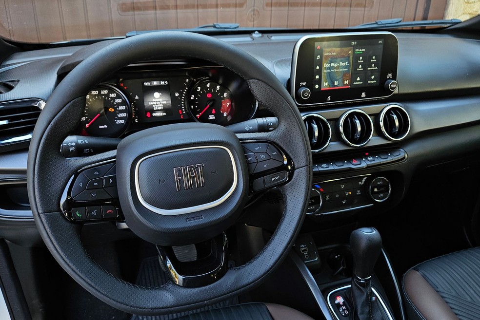 Fiat Cronos traz painel de instrumentos analógico com tela TFT em todas as versões  — Foto: Lucas Moraes/Auto News Brasil