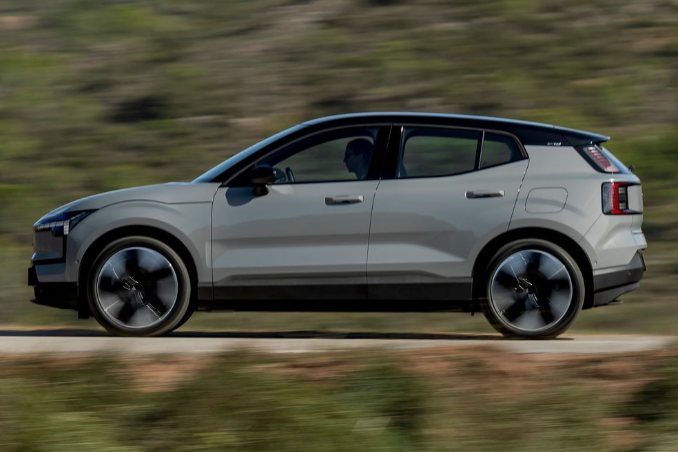 Volvo EX30 Ultra Twin Motor 2026 tem novas rodas de 20 polegadas — Foto: Divulgação