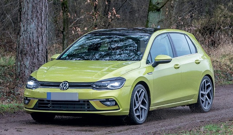 Área Restrita - Oitava linha do VW Golf é clicada quase sem camuflagens (Foto: Automedia) — Foto: Auto Esporte